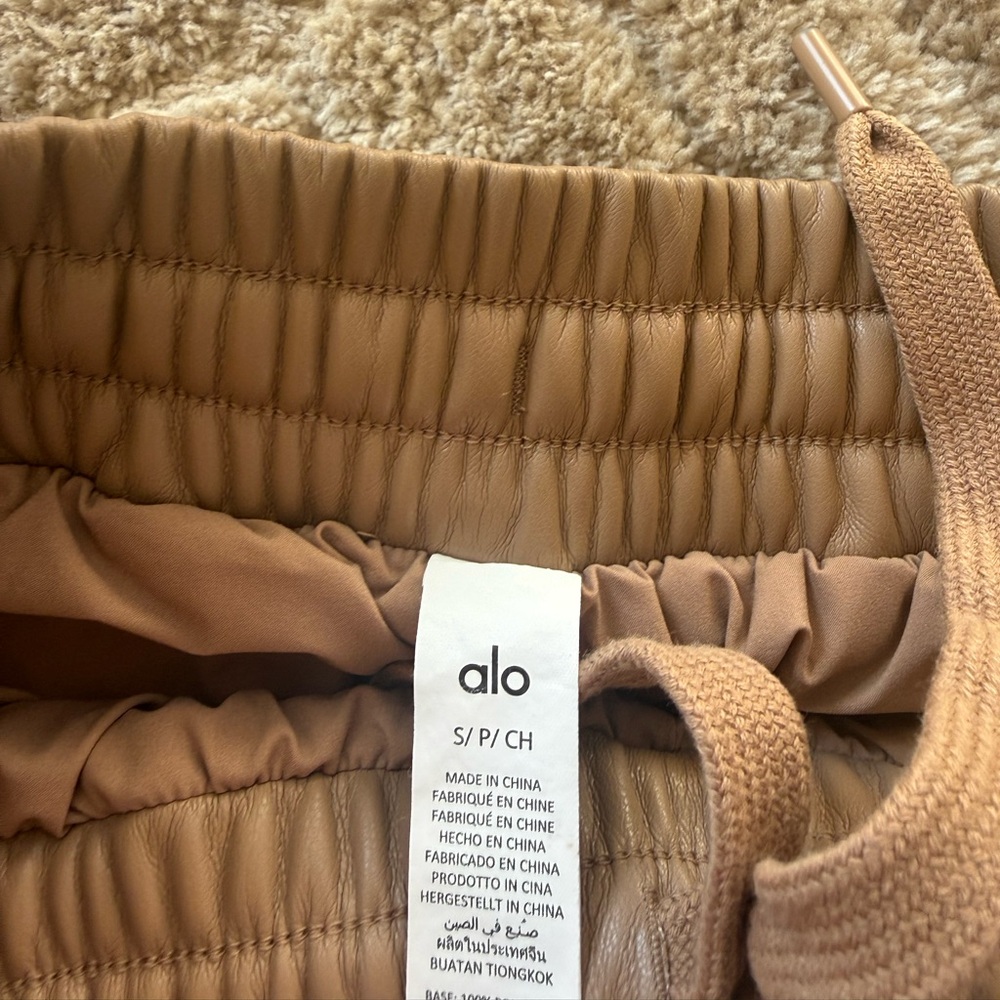 ALO Yoga Tan Cargo Joggers - Picture 3 of 3